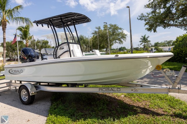 New 2024 Robalo 206 Cayman  Boat for sale